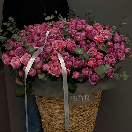 Корзина с пионовиднами розами