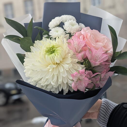 Букет "Соната" из одноголовой хризантемы Магнум, альстромерии, хризантемы, эквадорской розы, рускуса