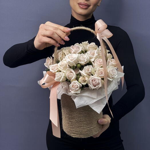 Пахнущая кустовая роза в джутовой корзинке