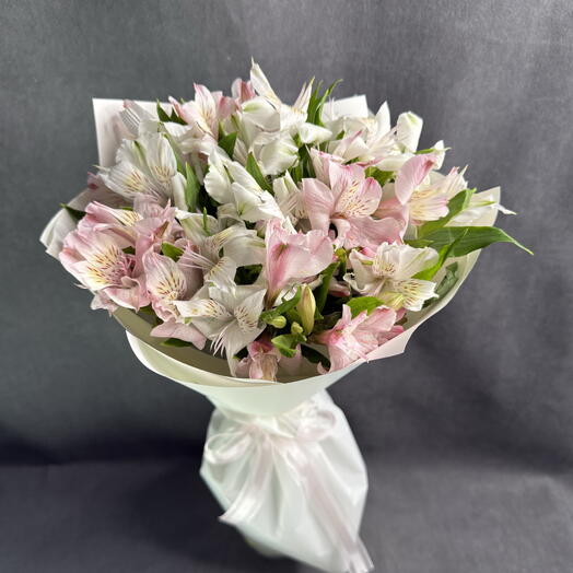 Нежнейший букет из стойкой альстромерии для мамы🤍🌸