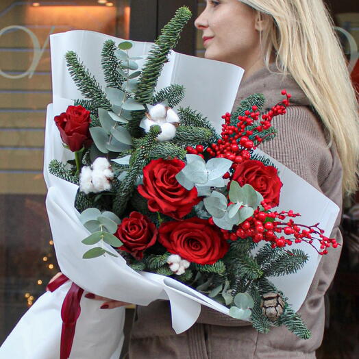 Зимний букет «Яблоки на Снегу» с датской пихты, новогоднего декора, хлопком, красными розами. Подарок на Новый год