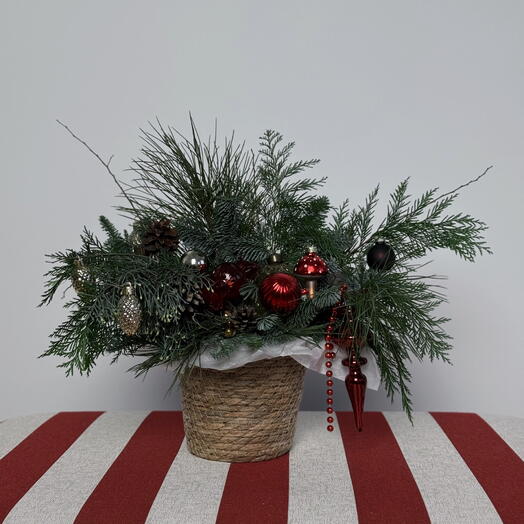 Сказочная хвойная композиция с красными и золотыми игрушками и шишками