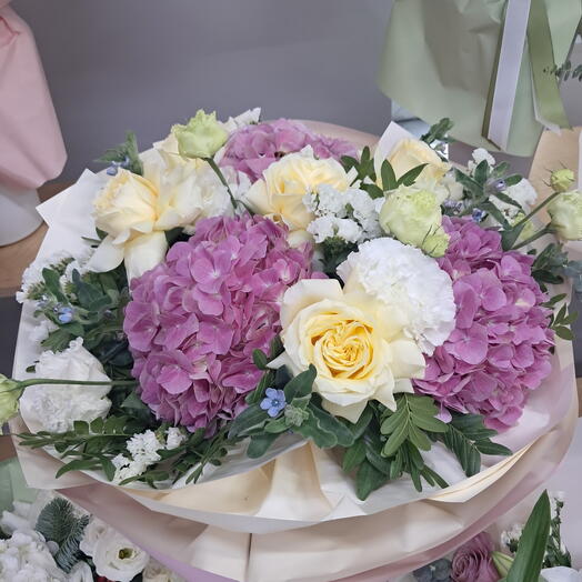 Микс букет с шикарной гортензией