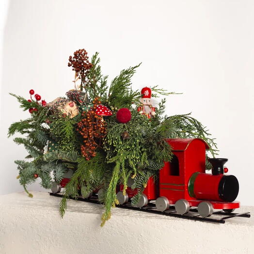 Хвойная композиция в паровозе с Щелкунчиком и подарками — новогодний декор