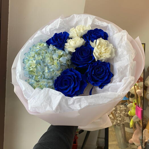 Букет с синими розами и гортензией