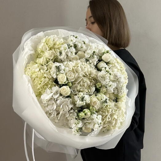 Букет из гортензий, маттиолы и роз белый