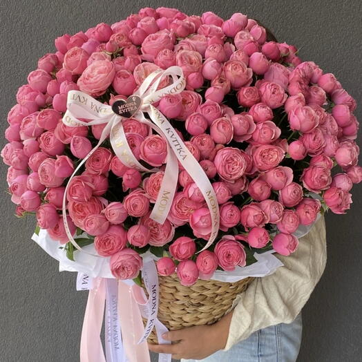 Композиция из розовой кустовой розы «Нежные объятия» Flower Lab