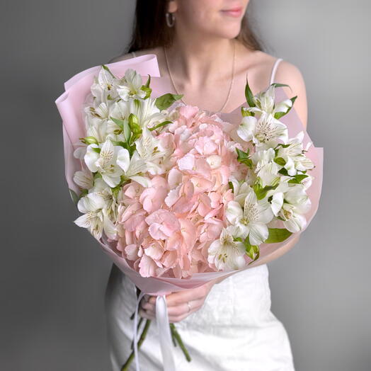 Нежный букет розовая гортензия и альстромерия белая