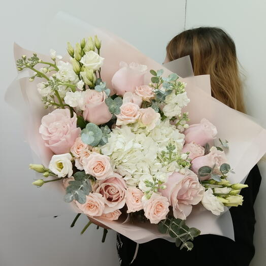 Авторский букетик роза, гортензия, маттиола, роза кустовая, эустома