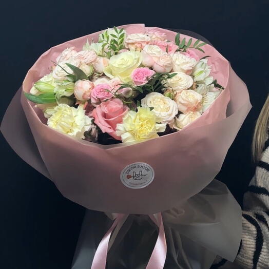 🌸 Zephyr - Delikatny bukiet z róż spray i goździków — dla mamy, dziewczyny, na urodziny