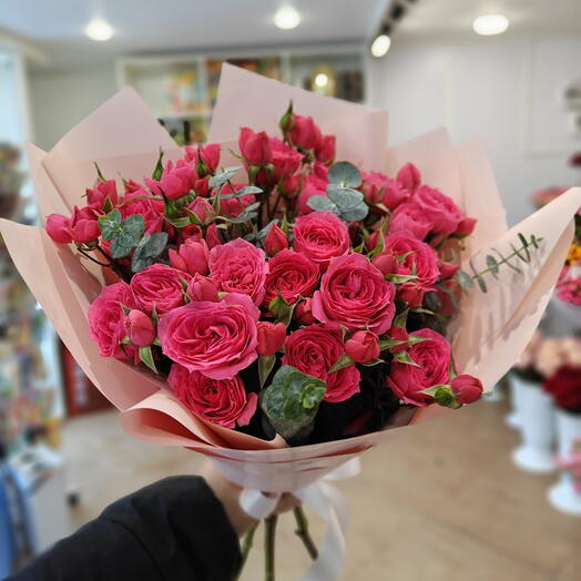 Монобукет из малиновых кустовых роз