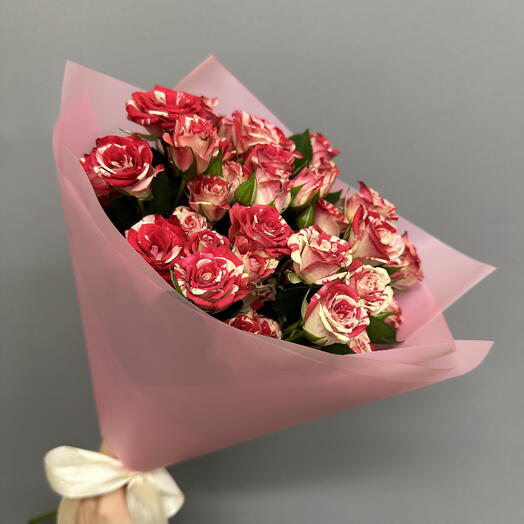 Букет из 7 кустовых пестрых роз