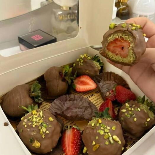 Клубника в дубайском шоколаде 8-10 штук