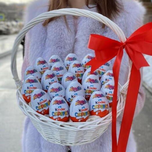 Киндер  сюрприз  в корзине