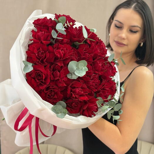 Большой букет из красных французских роз