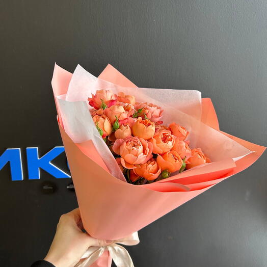 Букет из пионовидной кустовой розы
