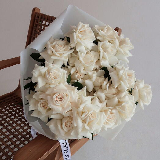 White french roses bouquet