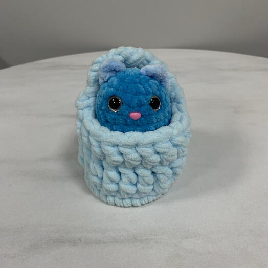 Вязаная игрушка Корзинка с котом кругляш