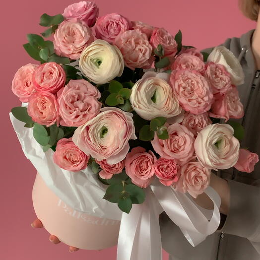 Пионовидные розы и ранункулюсы в коробке