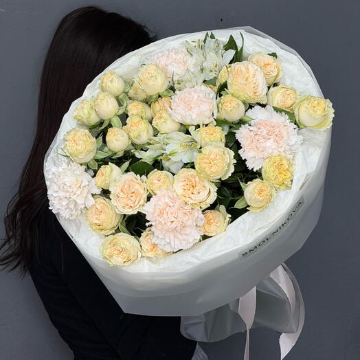 Нежный буке для неё🥰 кустовые розы, диантусы и Альстромерия