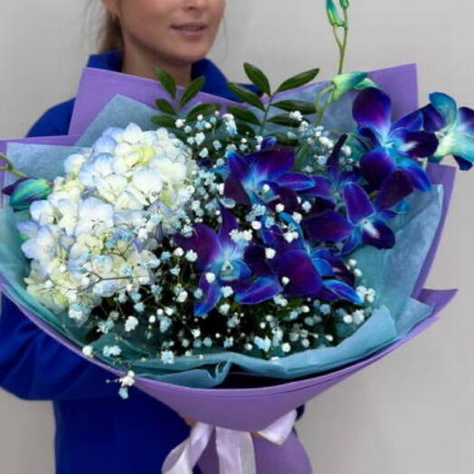 Букет  из гортензии гипсофилы и дендробиума орхидейб
