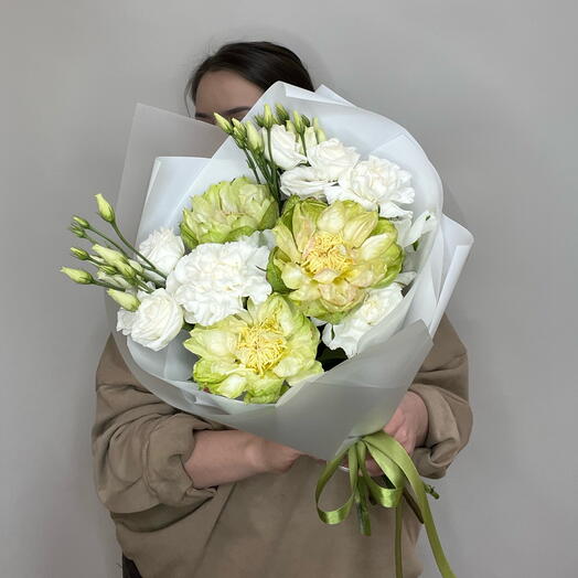 Букет с розой вегги, лизиантусом и гвоздиками
