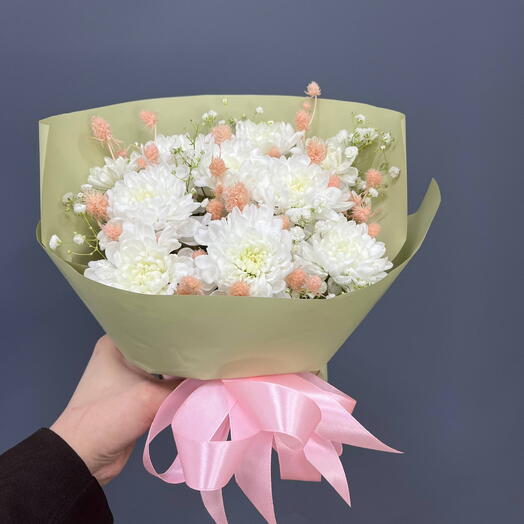 Композиция из гипсофилы, хризантемы и розового эрингиума
