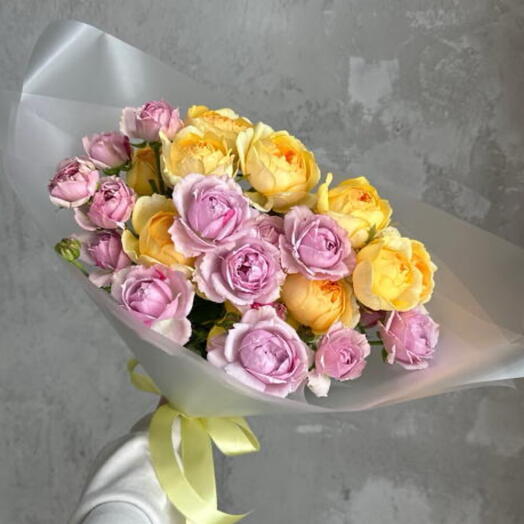 Rosas-nenúfares arbustos en forma de peonía en el ramo "Toque"
