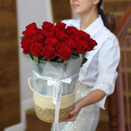 Корзина с высокими красными розами