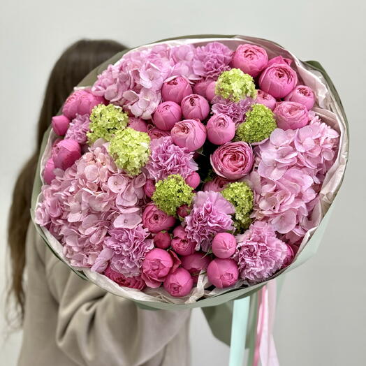 Шикарный авторский букет с пионовидными розами, гортензиями и вибурнумом