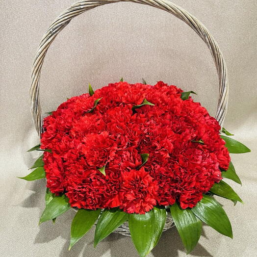 Корзина с 75 шт.гвоздик и добавлением рускуса