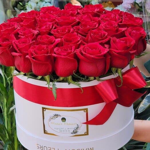 Цветы в коробке ever red