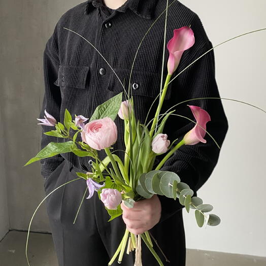 Нежный весенний букет: розовый ранункулюс, калла, пион тюльпаны, колокольчики и эвкалипт