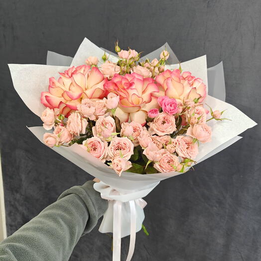 Милый букет комплимент французская роза