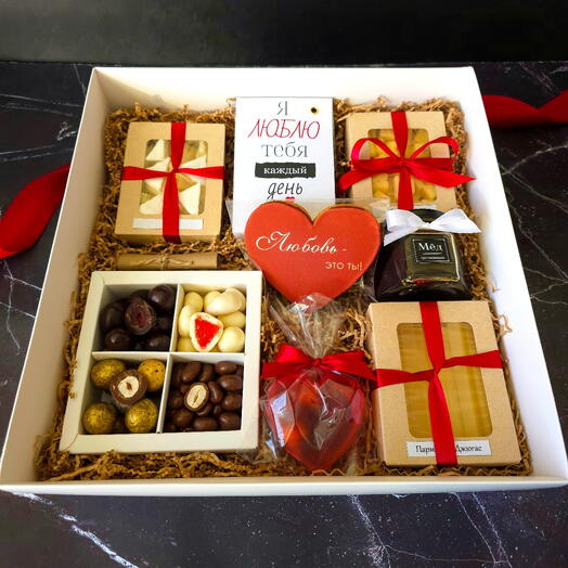 Набор с сыром и сладостями к 14 февраля