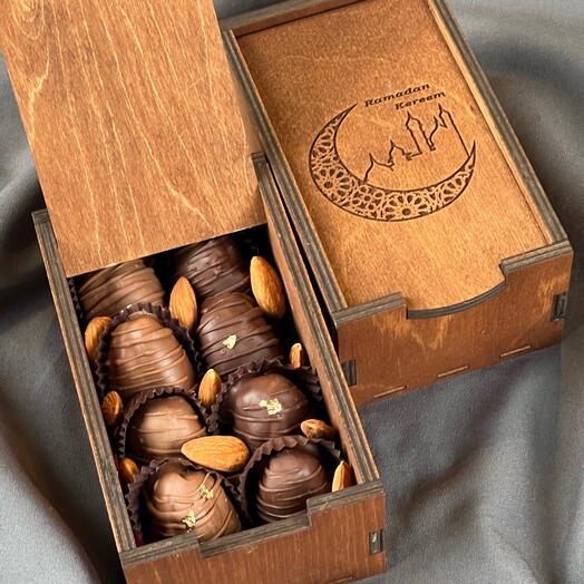 Финики в бельгийском шоколаде в деревянном боксе