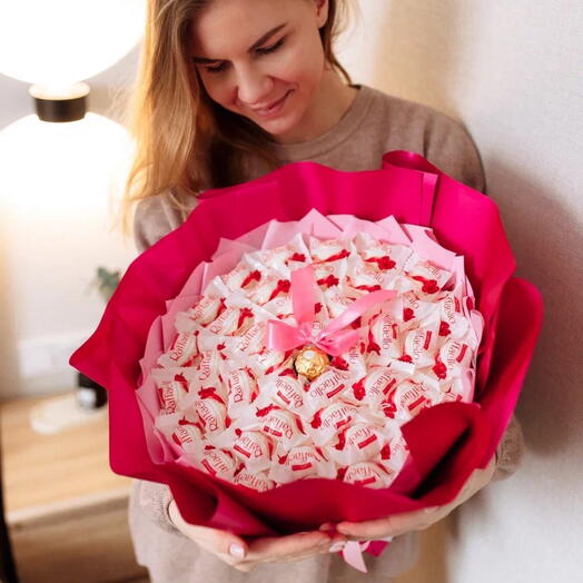 Букет из конфет Raffaello, размер М