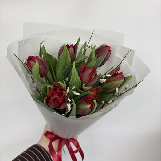 7 красных тюльпанов с генистой в оформлении