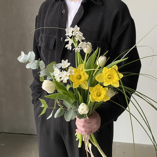 Весенний букет: белые тюльпаны, нарциссы и зелень