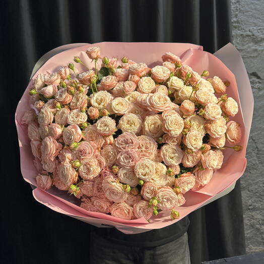 Шикарный букет из кустовых роз