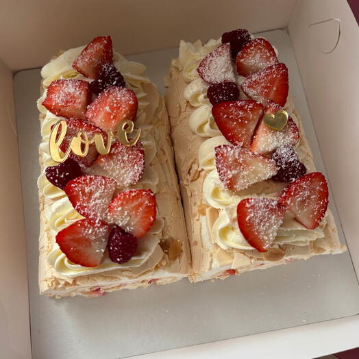 Меренговый рулет с клубникой в подарок