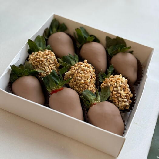 Клубника в арахисовой  стружке