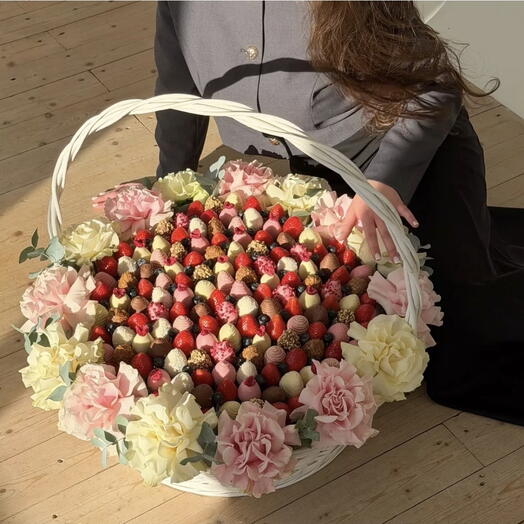 Шик для королевы 👑 ее инстаграм это запомнит,клубника в шоколаде с французкими розами