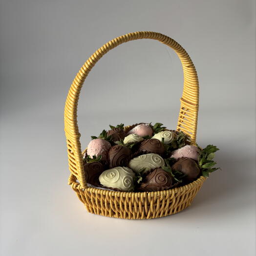 Клубника в шоколаде в корзине размер S