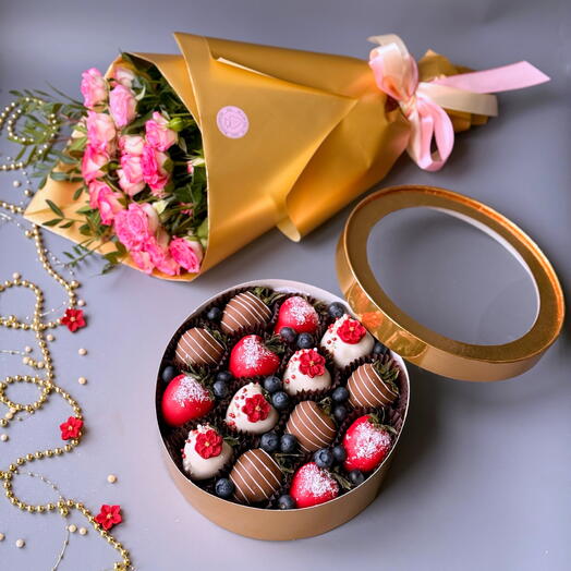 Подарочный бокс L с клубникой в сот бельгийском шоколаде и букет роз Цветы