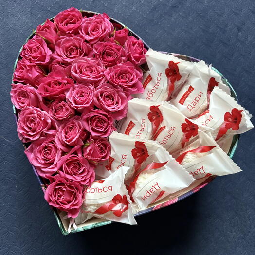 Сердце с кустовыми розами и рафаэлло