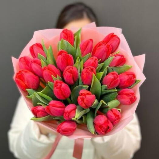 25 красных тюльпанов