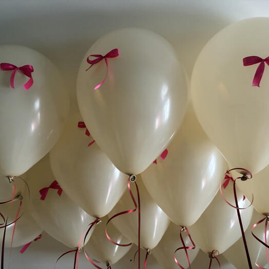Globos bajo el techo de Bela con un arco carmesí 13