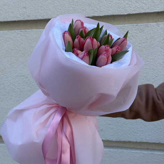 Весенний букет из розовых тюльпанов