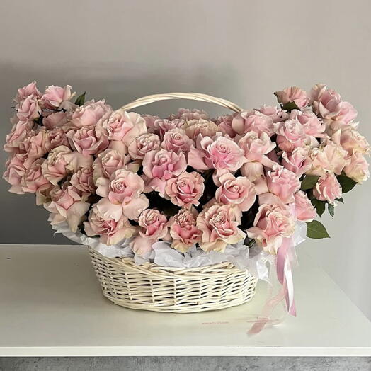 Корзина из 75 французских роз Pink Mondial